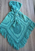 Poncho de crochê com capuz na cor hortelã, da marca Kukini Co., tecido confortável e estilo casual para dias frios.