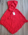 Poncho de crochê com capuz vermelho da Kukini Co., mostrando detalhes do tecido e design aconchegante.