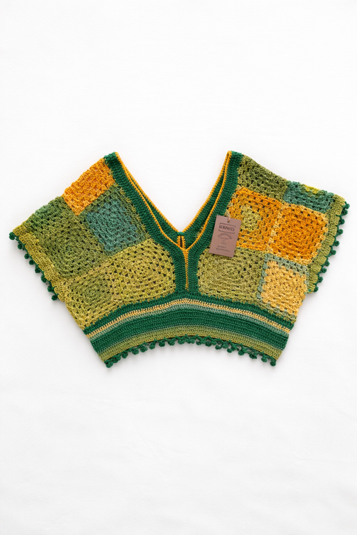 Blusinha de crochê granny square verde da Kukini Co., destaque para o padrão de quadrados coloridos e acabamento delicado