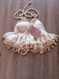 Top crochet halter creme com conchinhas da Kukini Co., estilo confortável e delicado, com detalhes de conchinhas na peça.
