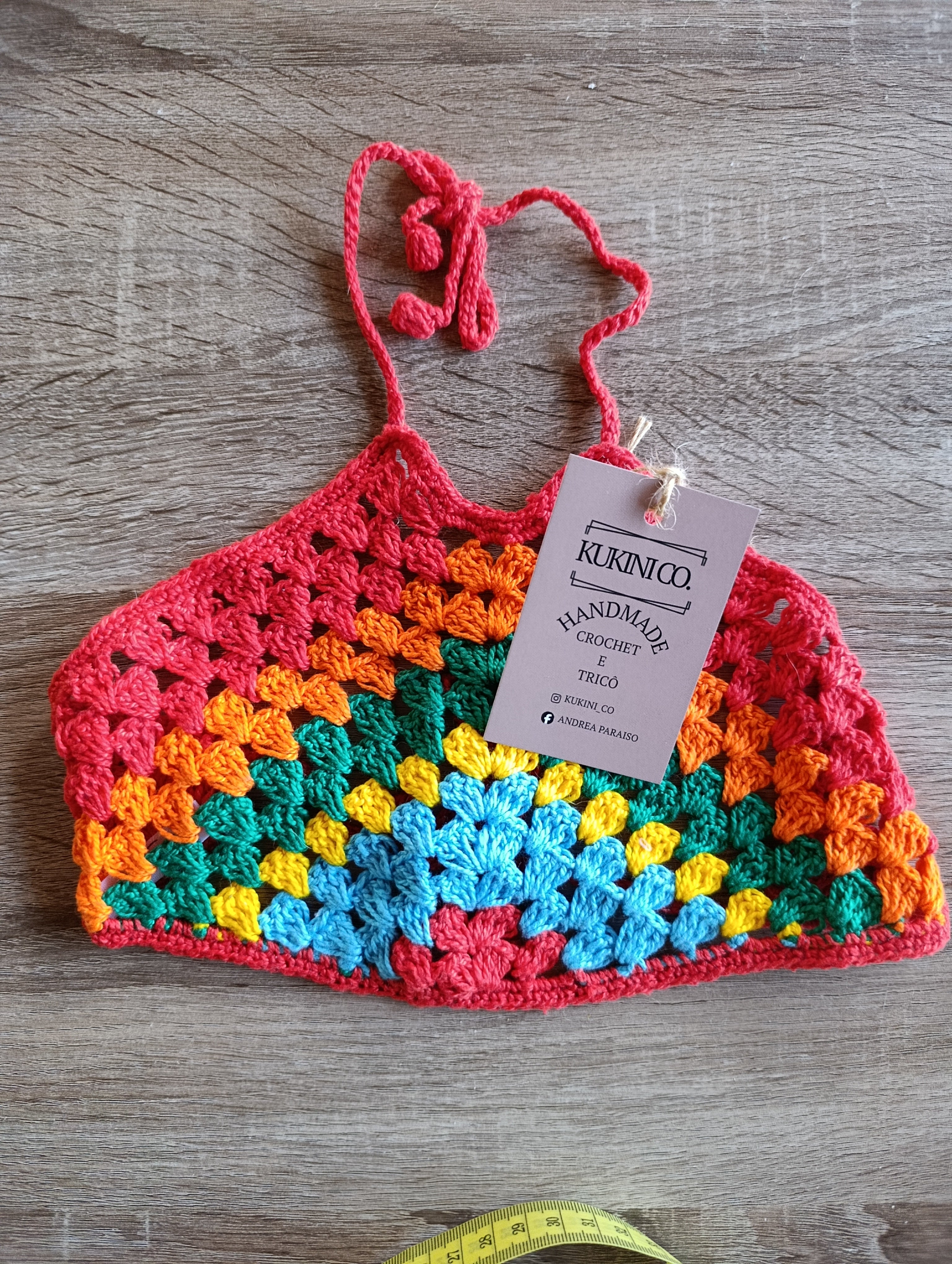 Top de crochê arco-íris para crianças da Kukini Co., tecido colorido e confortável, ideal para roupas infantis alegres e estilosas.