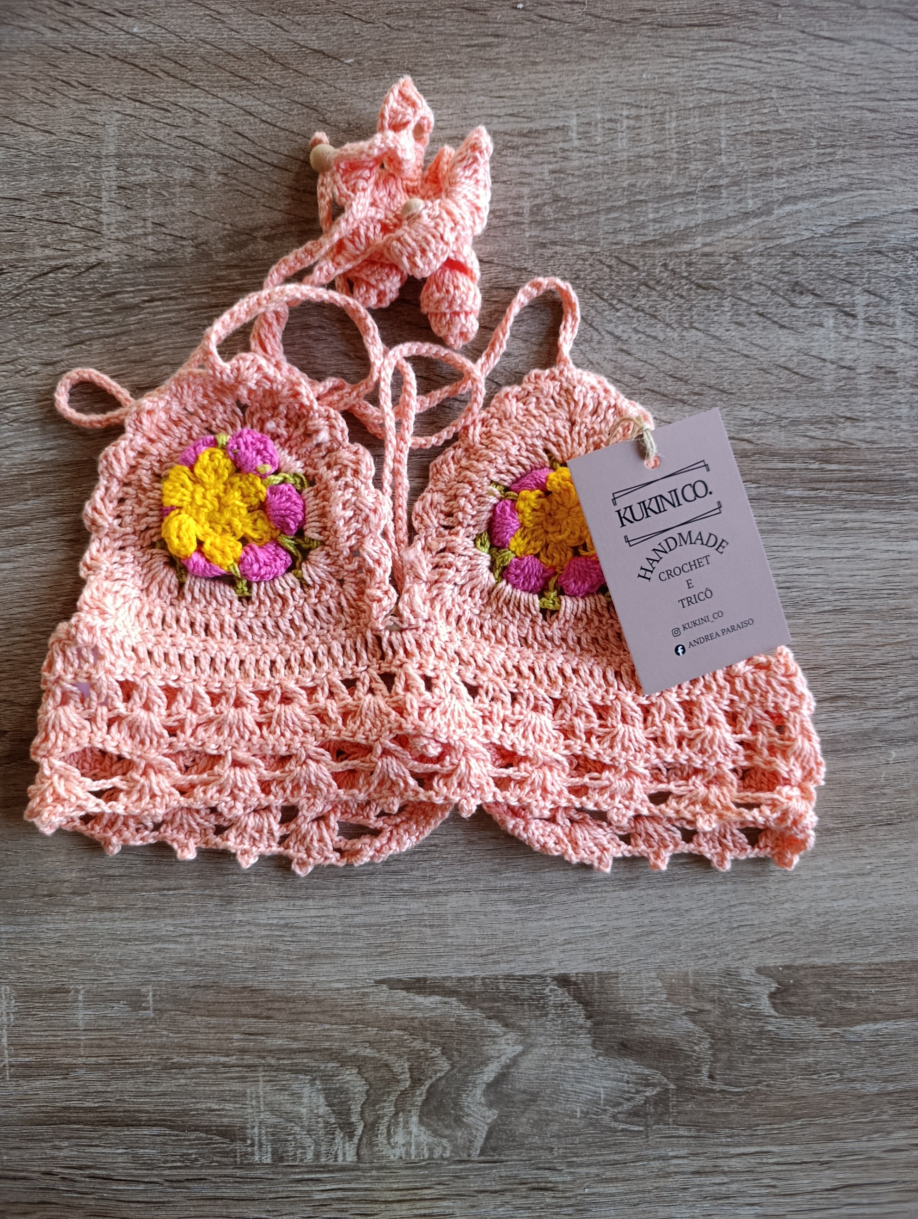 Top de crochê floral rosa para crianças da Kukini Co., detalhe de crochê com estampa de flores coloridas.