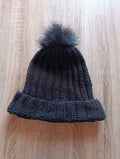 Gorro de crochê preto com pompom da Kukini Co., detalhe do tecido de crochê e pompom decorativo na parte superior.