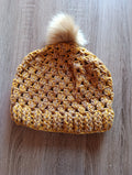 Gorro de crochê Granny Square Camel com pompom, estilo artesanal, feito pela Kukini co., detalhe colorido e confortável.