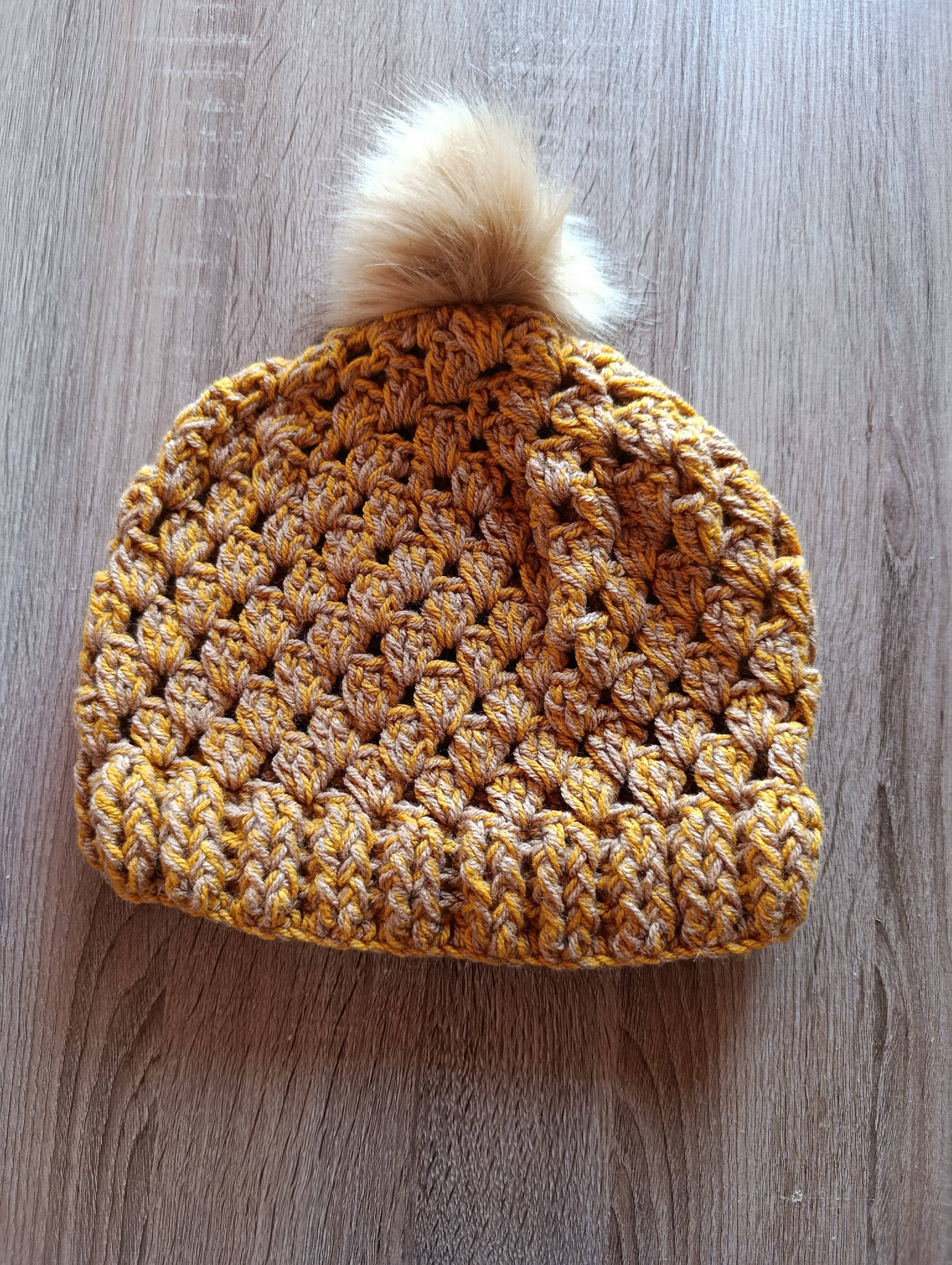 Gorro de crochê Granny Square Camel com pompom, estilo artesanal, feito pela Kukini co., detalhe colorido e confortável.