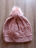 Gorro de crochê granny square rosa antigo com pompom, acessório de inverno da marca Kukini Co.