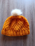 Gorro de crochê Granny Square amarelo mostarda com pompom, acessório de moda da Kukini Co.