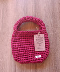 Mini Tote Bag de crochê na cor Bordeaux da Kukini co., mostrada com detalhes da alça e textura do material.
