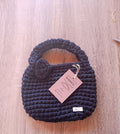 Bolsa tote mini de crochê preta da Kukini co., com alça curta e acabamento detalhado, ideal para uso casual.
