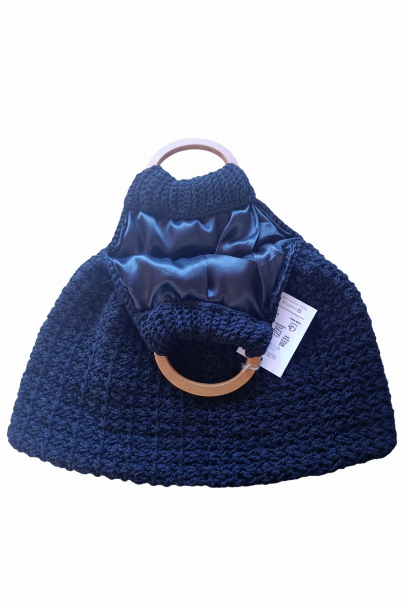 Bolsa crochet preta interior fundo branco