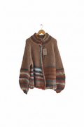 Cardigan bege fundo branco
