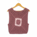 Colete Crochet Granny Square Malva - Fundo Branco