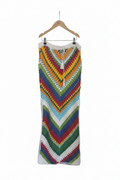 Saia longa de crochê com padrão Chevron colorido, marca Kukini Co., exibindo detalhes do tecido e cores vibrantes.