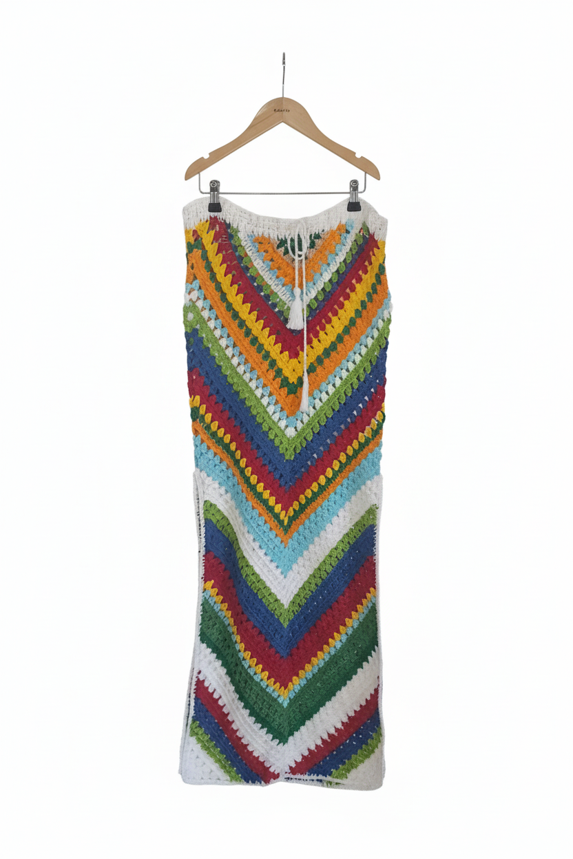 Saia longa de crochê com padrão Chevron colorido, marca Kukini Co., exibindo detalhes do tecido e cores vibrantes.