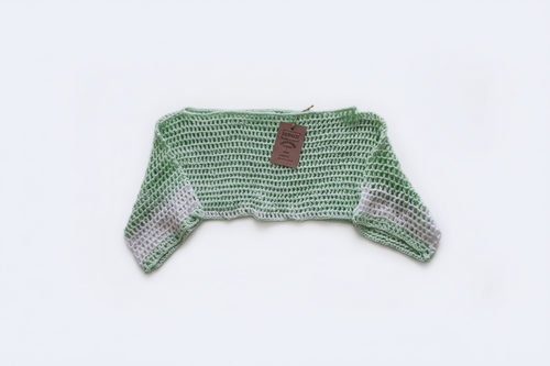 Blusinha de crochê verde menta da Kukini Co., vista de frente, com fundo branco, mostrando detalhes do tecido e acabamento.