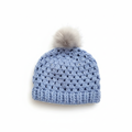 Gorro de crochê azul com pompom branco, estilo casual, feito pela marca Kukini Co.