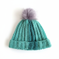 Gorro de crochê verde menta com pompom da Kukini Co., vista frontal sobre fundo branco.