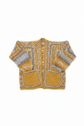 Casaco crochet Granny Square amarelo e cinza da Kukini Co., detalhe de pontos coloridos e acabamento confortável.