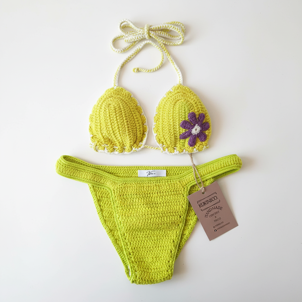 Biquíni crochet amarelo e verde com flor lilás da Kukini Co., mostrando detalhes do top e calcinha em tecido trançado.