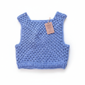 Colete de crochê Granny Square azul claro da Kukini Co., destaque para o padrão de quadrados e detalhes delicados.