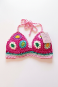 Top Bojo Crochet rosa pink da Kukini Co. com detalhes em crochê e acabamento delicado, ideal para looks femininos e leves.