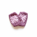 Luvas crochet granny square rosa da Kukini Co., detalhes do padrão de quadrados e acabamento em crochê.