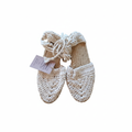 Sandália espadrille Kukini co. de crochê na cor creme natural, com sola de fibra e acabamento delicado.