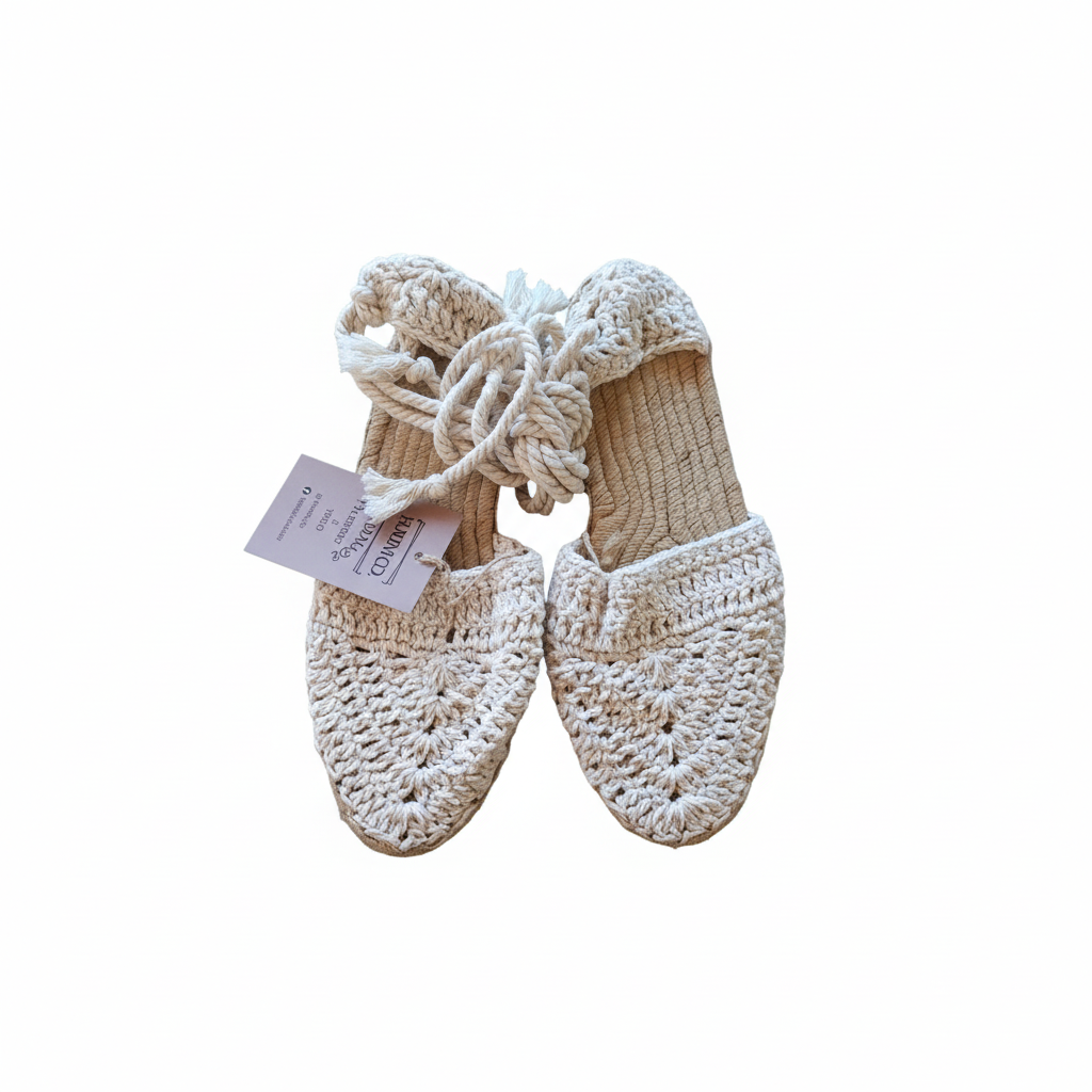 Sandália espadrille Kukini co. de crochê na cor creme natural, com sola de fibra e acabamento delicado.