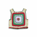 Top de crochê granny square para crianças da Kukini Co., exibindo padrão colorido e detalhes artesanais, veste uma criança sorridente.