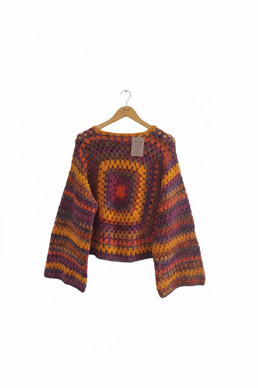 Suéter de tricô granny square roxo e laranja da Kukini Co., detalhe de pontos de crochê coloridos e padrão quadrado.