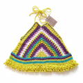 Top de crochê halter multicolor com pompons amarelos da Kukini Co., exibido em detalhe na imagem.