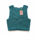 Colete de crochê verde teal da Kukini Co., detalhe de acabamento e textura, usado como peça de moda casual.