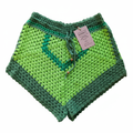 Calções crochet granny square verdes da Kukini Co. com padrão colorido e detalhe em ponto crochê.
