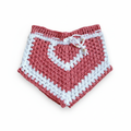 Calções de crochê Granny Square coral e branco para crianças, feitos pela Kukini Co., com padrão colorido e detalhes de crochê vibrantes.