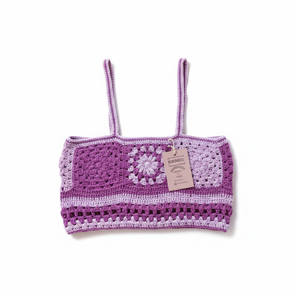 Top de crochê Granny Square roxo e lilás da Kukini Co., detalhe do tecido com padrão de quadrados coloridos.