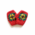 Luvas de crochê granny square vermelhas e verdes da Kukini Co., detalhes do padrão de crochê colorido.