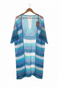 Kimono de crochê azul da Kukini Co., com detalhes elegantes e comprimento até os joelhos, ideal para looks casuais e sofisticados.