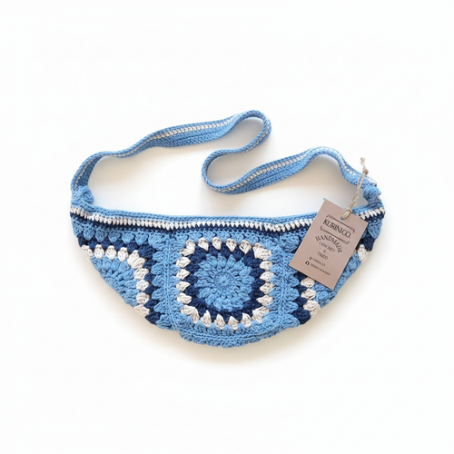 Bolsa Pouchet de cintura Kukini Co. azul claro, feita de tecido leve, com ajuste na cintura e detalhes modernos.