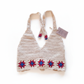 Top de crochê halter creme com detalhes em granny square vermelho e azul, da marca Kukini Co.