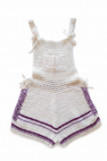 Jardineiras de crochê brancas com detalhes roxos, estilo casual e confortável, da marca Kukini Co.