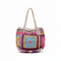 Mala de praia em crochê Granny Square da Kukini Co., estilo boho, com detalhes coloridos e alça de mão.