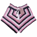 Calções de crochê preto e rosa da Kukini Co. com detalhes delicados e acabamento artesanal, ideal para looks casuais e estilosos.