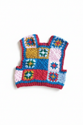 Colete de crochê granny square colorido da Kukini Co., com padrão artesanal e cores vibrantes, detalhe de costura visível.