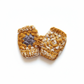 Luvas de crochet Granny Square em mostarda e branco, feitas pela Kukini co., com padrão colorido e detalhes artesanais.
