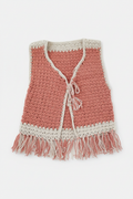 Colete de crochê rosa da Kukini Co., detalhe em pontos de crochê e acabamento delicado, usado como peça de moda feminina.