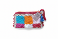 Bolsa carteira de crochê multicolor Granny Square da Kukini Co., com detalhes coloridos e estilo vintage.