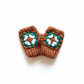 Luvas de crochê Granny Square em laranja e verde, feitas pela marca Kukini Co. com padrão colorido e artesanal