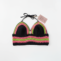 Top de crochê halter preto com detalhes rosa e verde, da Kukini Co., exibido com destaque no fundo branco.