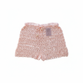 Calções de crochet vazado salmão da Kukini Co., detalhes do tecido com padrão aberto e acabamento delicado.