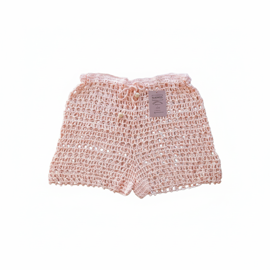 Calções de crochet vazado salmão da Kukini Co., detalhes do tecido com padrão aberto e acabamento delicado.